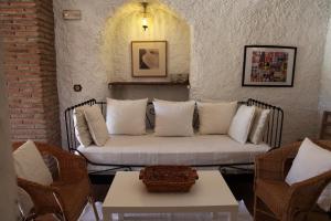 Posezení v ubytování Casas Cueva y Cortijo La Tala en Guadix