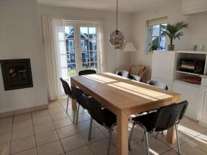 cocina y comedor con mesa de madera y sillas en Beautiful Holiday Home With Spa And Sauna Close To Nature en Gjern
