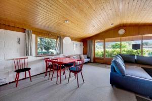 sala de estar con mesa, sillas y sofá en Awesome Home In Hirtshals With 3 Bedrooms And Wifi en Hirtshals