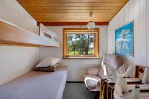 Kleines Zimmer mit einem Bett und einem Fenster in der Unterkunft Awesome Home In Hirtshals With 3 Bedrooms And Wifi in Hirtshals