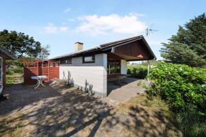 Cette petite maison dispose d'un toit en bois et d'une terrasse. dans l'établissement Awesome Home In Hirtshals With 3 Bedrooms And Wifi, à Hirtshals