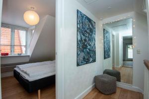 1 dormitorio con cama y espejo en una habitación en Byhus I Nakskov, en Nakskov