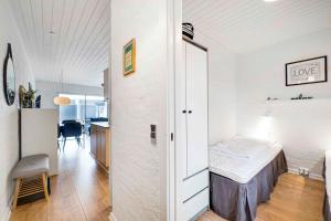 Un dormitorio con una cama y un comedor. en Holiday Home In The First Row To The North Sea, en Vestervig 18 fotos más