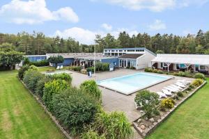 una vista aerea di una casa con piscina di Holiday Apartment Close To Dueodde Beach a Neksø