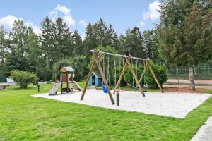 parco giochi con altalena di Holiday Apartment Close To Dueodde Beach a Neksø