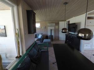 Zimmer mit Küche und Wohnzimmer in der Unterkunft Holiday Home With Sauna And View To The Baltic Sea in Nordborg