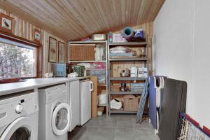 uma lavandaria com máquina de lavar e secar roupa em Lovely Cottage In Fredsskoven, Bjerge Strand, West Zealand em Store Fuglede