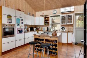 Ett kök eller pentry på Holiday Home With View Of Storeblt