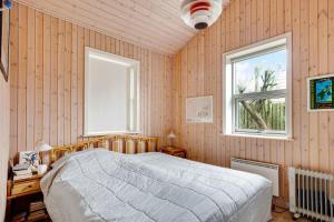 Säng eller sängar i ett rum på Holiday Home With View Of Storeblt