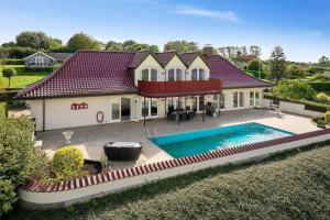 - une vue aérienne sur une maison avec une piscine dans l'établissement Holiday Home With Pool And Panoramic View Of The Sea, à Asperup