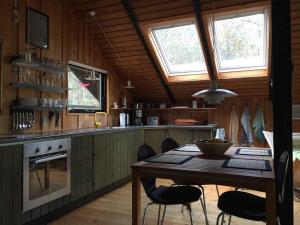 cocina con mesa y sillas en una habitación en Enjoy The Nature And Quiteness Of Anholt en Anholt