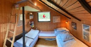 Pokój z 2 łóżkami piętrowymi w kabinie w obiekcie Enjoy The Nature And Quiteness Of Anholt w mieście Anholt