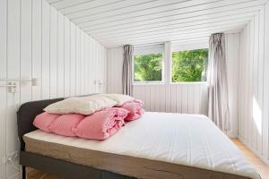 Voodi või voodid majutusasutuse Lovely Holiday Home Near Dyngby Strand toas