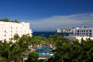 - une vue sur un complexe avec des palmiers et l'océan dans l'établissement Pueblo Bonito Rose Resort & Spa - All Inclusive, à Cabo San Lucas