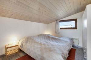 1 dormitorio con cama y ventana en Aahuset Cottage Only 35 Mins From Copenhagen Close To Beach en Kirke-Hyllinge