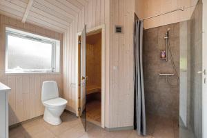 Jægerspris的住宿－Newer Holiday Home In Green Surroundings，一间带卫生间和淋浴的浴室