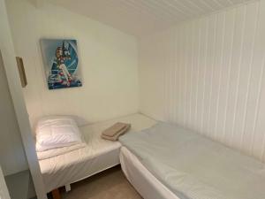 En eller flere senge i et værelse på Summer House Near The Water's Edge On Bornholm + 8 billeder