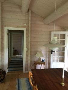 Postel nebo postele na pokoji v ubytování Log House Near A Child-Friendly Sandy Beach