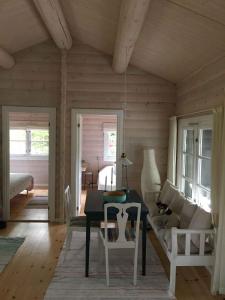 Posezení v ubytování Log House Near A Child-Friendly Sandy Beach