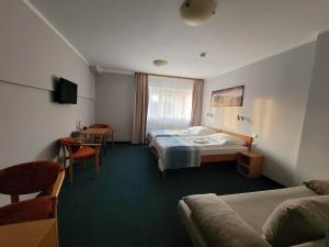 Hotel *** NAT Wisła房間的床