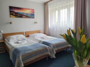 Hotel *** NAT Wisła房間的床