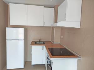 A kitchen or kitchenette at Apartamentos Sanxenxo 3000