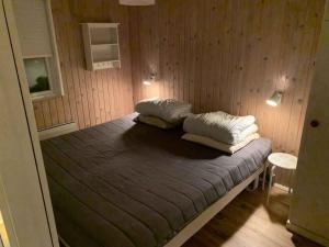 - un lit dans une chambre avec 2 oreillers dans l'établissement Quietly Located Holiday Home Close To The Sea, à Brenderup