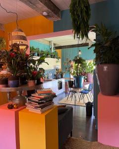 Χώρος καθιστικού στο Plantkot -Boekenkot -Kunstkot en love kot