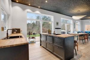 Kuchyň nebo kuchyňský kout v ubytování Newly Built Sustainable Wooden House In Idyllic Surroundings