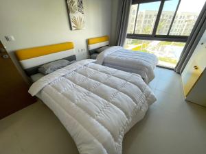 Säng eller sängar i ett rum på Marassi north coast 2 bedroom marina 203