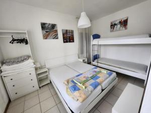 ein kleines Schlafzimmer mit zwei Etagenbetten darin in der Unterkunft Casette Baradel - Agenzia Caorle in Caorle