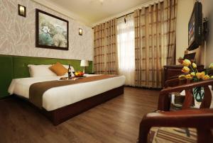 TV a/nebo společenská místnost v ubytování Hanoi Golden Lotus Hotel & Spa