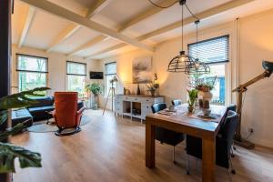 霍勒姆Klokkenluider (2p)的带桌椅的客厅