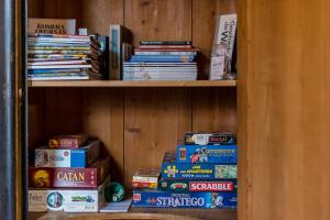 a book shelf filled with books at De Klokkenluider in Hollum