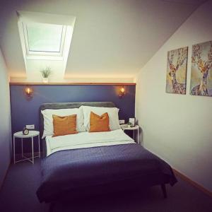 A bed or beds in a room at DAS TONIS - IHR Bett im Herzen des Salzkammergutes
