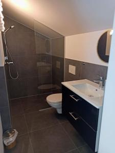 A bathroom at DAS TONIS - IHR Bett im Herzen des Salzkammergutes