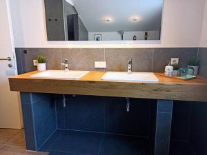 A bathroom at DAS TONIS - IHR Bett im Herzen des Salzkammergutes