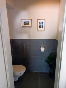 A bathroom at DAS TONIS - IHR Bett im Herzen des Salzkammergutes