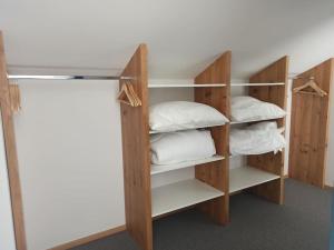 A bed or beds in a room at DAS TONIS - IHR Bett im Herzen des Salzkammergutes