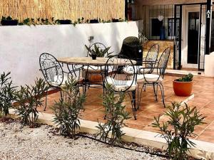 Patio alebo iná vonkajšia časť ubytovania 'Coll de Rates' Beautiful 1-Bed Apartment