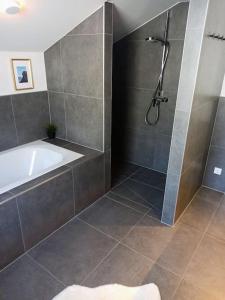 A bathroom at DAS TONIS - IHR Bett im Herzen des Salzkammergutes