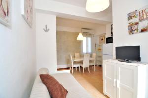 - un salon avec un canapé et une table dans l'établissement Casette Baradel - Agenzia Caorle, à Caorle