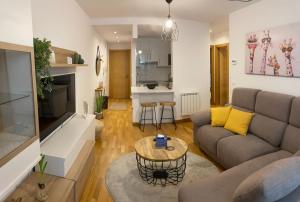 een woonkamer met een bank en een tafel bij VIANA in Monforte de Lemos