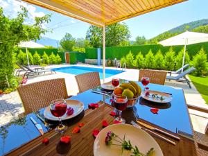 une terrasse avec une table et des verres à vin. dans l'établissement Villa Limon Kayakoy - Private Swimming Pool, à Belen