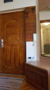 ein Badezimmer mit einer Holztür und einem Spiegel in der Unterkunft Luccia Apartments - Ohrid City Centre in Ohrid