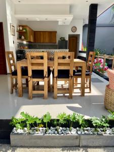- une table à manger en bois et des chaises dans une maison dans l'établissement Villa Ayu Legian, à Legian
