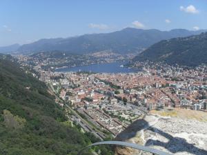 einen Blick auf die Stadt von einem Berg aus in der Unterkunft B&B Rosa Blu in Como