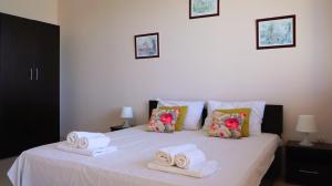バルガルヴォにあるВила Матилда - Villa Matildaのベッドルーム1室(白いベッド1台、タオル付)