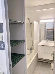 ein Badezimmer mit einem Waschbecken, einem WC und einem Spiegel in der Unterkunft Résidence Graziella Studio 306 in Juan-les-Pins