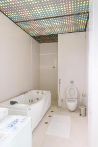 Ένα μπάνιο στο amã Stays & Trails - Villa Seven, Lonavala +9 φωτογραφίες